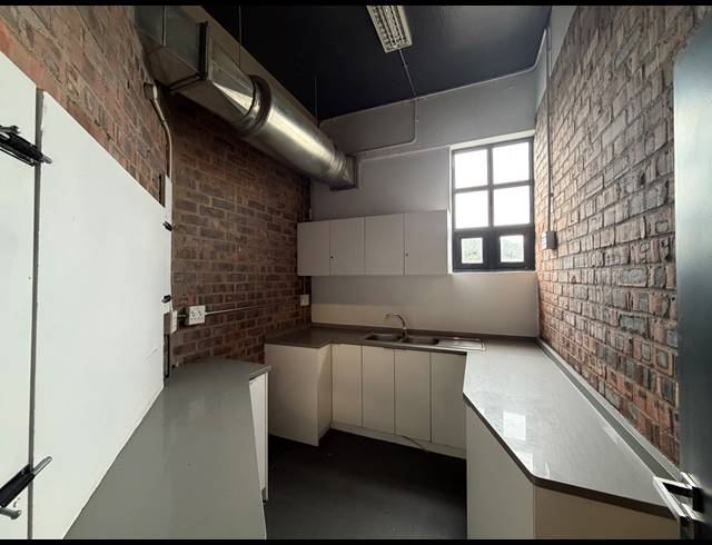 112M² BUILDING TO LET IN SALT RIVER